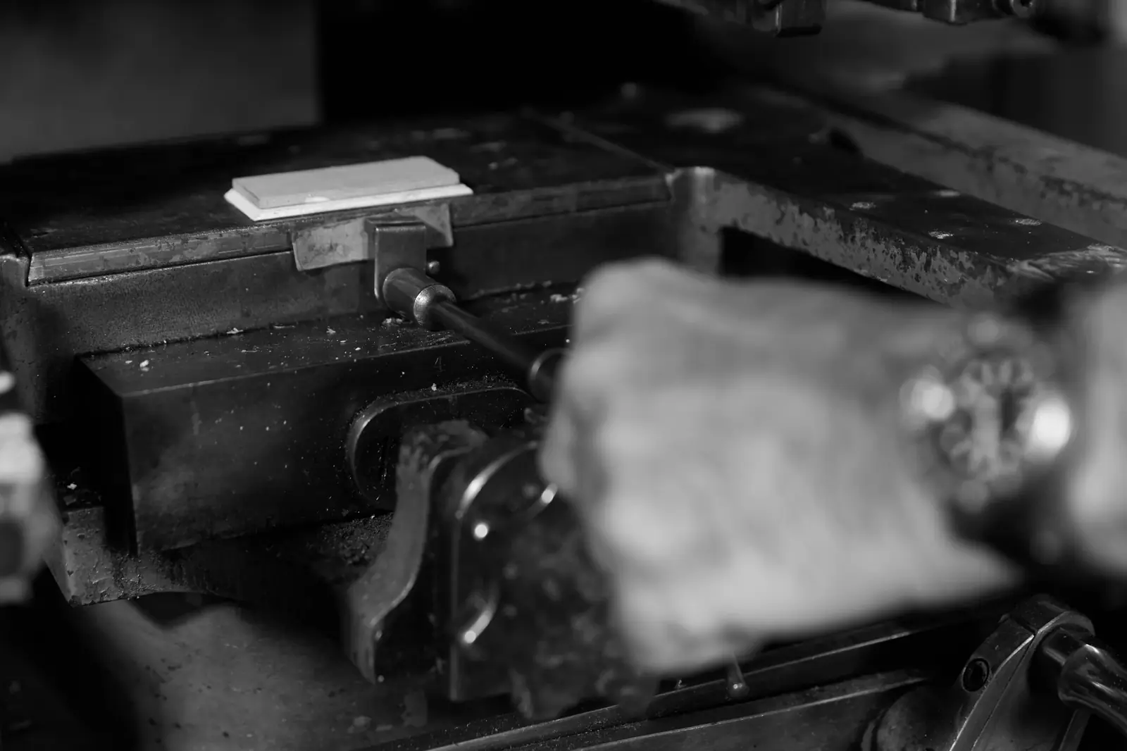 Zwei hochwertige geprägte Metallstücke als Beispiel für Präzision und Materialität