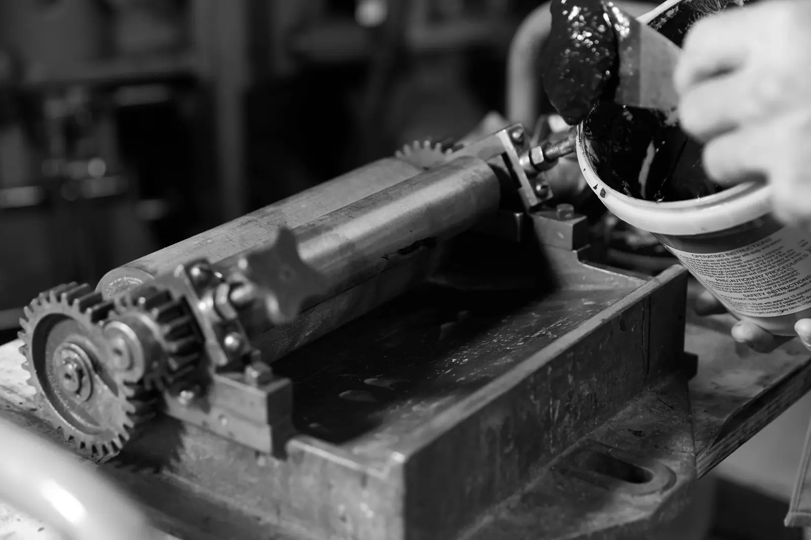 Detailaufnahme eines Druckprozesses in der Werkstatt